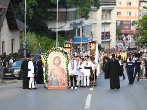 Procesiune impresionată cu mii de credincioși pe străzile Sucevei în urma raclei cu moaștele Sf. Ioan cel Nou