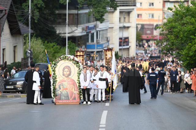 Procesiune impresionată cu mii de credincioși pe străzile Sucevei în urma raclei cu moaștele Sf. Ioan cel Nou