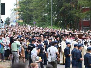 Procesiune impresionată cu mii de credincioși pe străzile Sucevei în urma raclei cu moaștele Sf. Ioan cel Nou