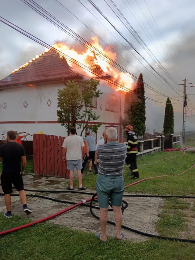 Casă distrusă de un puternic incendiu care s-a extins și la vecinătăți