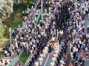 Procesiune impresionată cu mii de credincioși care au însoțit racla cu moaștele Sf. Ioan cel Nou pe străzile Sucevei