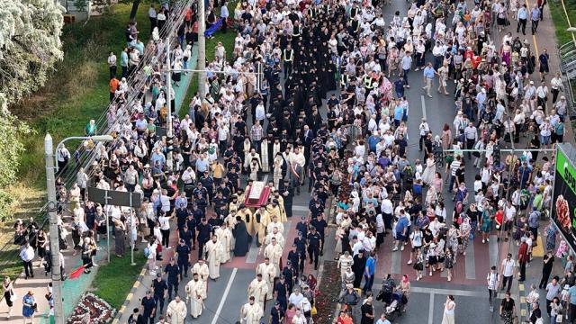 Procesiune impresionată cu mii de credincioși care au însoțit racla cu moaștele Sf. Ioan cel Nou pe străzile Sucevei