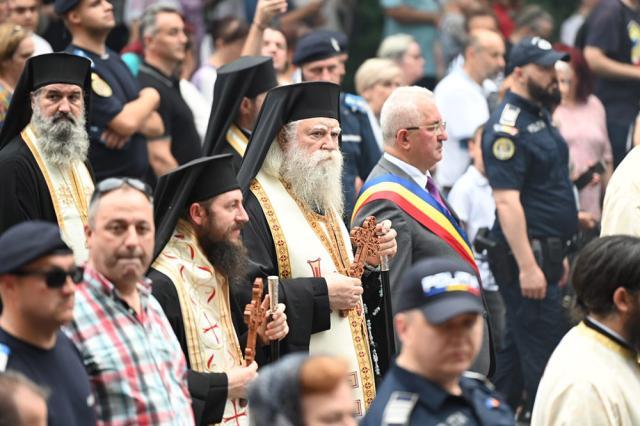 Procesiune impresionată cu mii de credincioși care au însoțit racla cu moaștele Sf. Ioan cel Nou pe străzile Sucevei