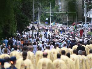 Procesiune impresionată cu mii de credincioși care au însoțit racla cu moaștele Sf. Ioan cel Nou pe străzile Sucevei