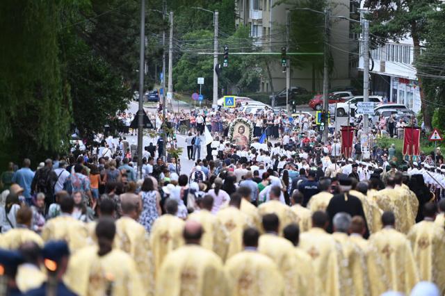 Procesiune impresionată cu mii de credincioși care au însoțit racla cu moaștele Sf. Ioan cel Nou pe străzile Sucevei