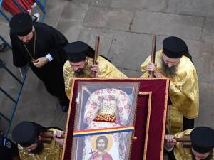 Procesiune impresionată cu mii de credincioși care au însoțit racla cu moaștele Sf. Ioan cel Nou pe străzile Sucevei