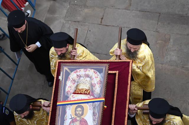 Procesiune impresionată cu mii de credincioși care au însoțit racla cu moaștele Sf. Ioan cel Nou pe străzile Sucevei