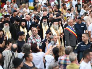 Procesiune impresionată cu mii de credincioși care au însoțit racla cu moaștele Sf. Ioan cel Nou pe străzile Sucevei