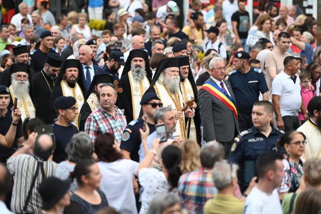 Procesiune impresionată cu mii de credincioși care au însoțit racla cu moaștele Sf. Ioan cel Nou pe străzile Sucevei