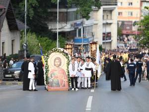 Procesiune impresionată cu mii de credincioși care au însoțit racla cu moaștele Sf. Ioan cel Nou pe străzile Sucevei