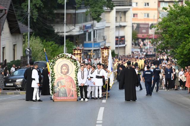 Procesiune impresionată cu mii de credincioși care au însoțit racla cu moaștele Sf. Ioan cel Nou pe străzile Sucevei