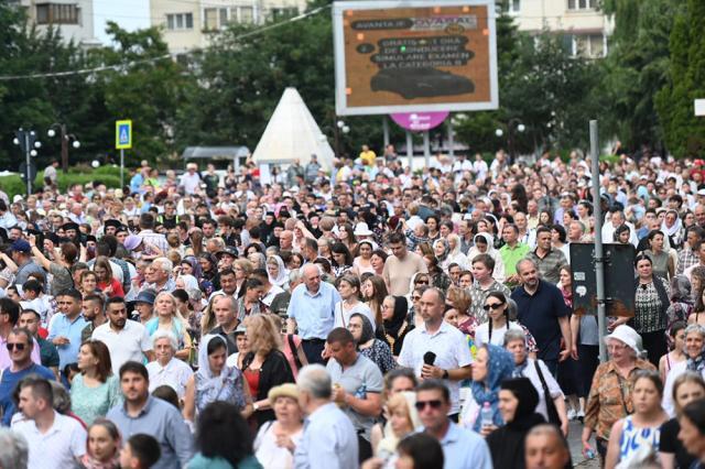 Procesiune impresionată cu mii de credincioși care au însoțit racla cu moaștele Sf. Ioan cel Nou pe străzile Sucevei