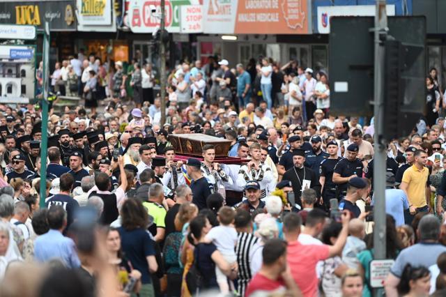 Procesiune impresionată cu mii de credincioși care au însoțit racla cu moaștele Sf. Ioan cel Nou pe străzile Sucevei