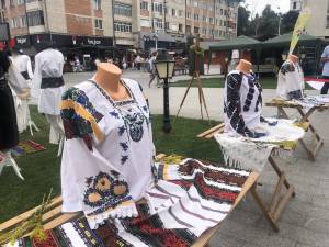 Expoziția de costume populare din centrul Sucevei a marcat Ziua Universală a Iei