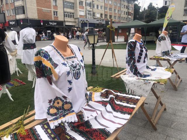 Expoziția de costume populare din centrul Sucevei a marcat Ziua Universală a Iei