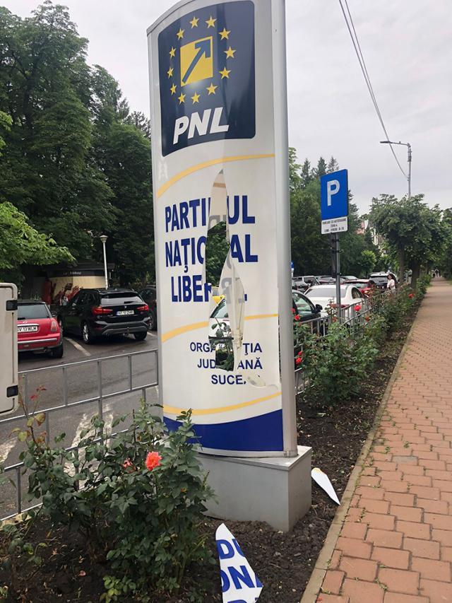 Totemul din fața sediului PNL Suceava, vandalizat în miez de noapte