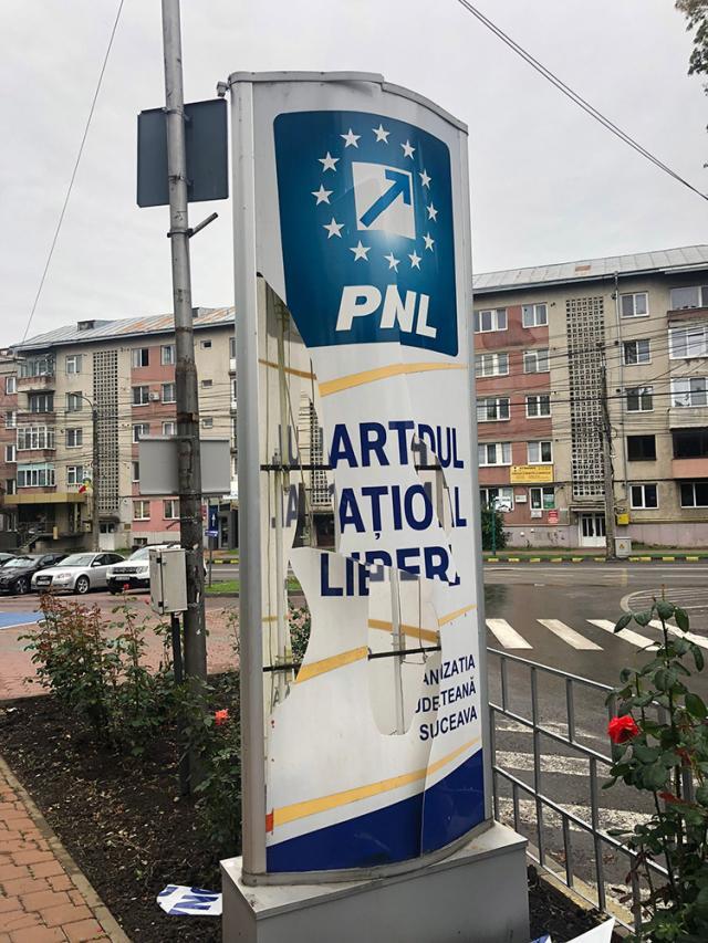 Totemul din fața sediului PNL Suceava, vandalizat în miez de noapte