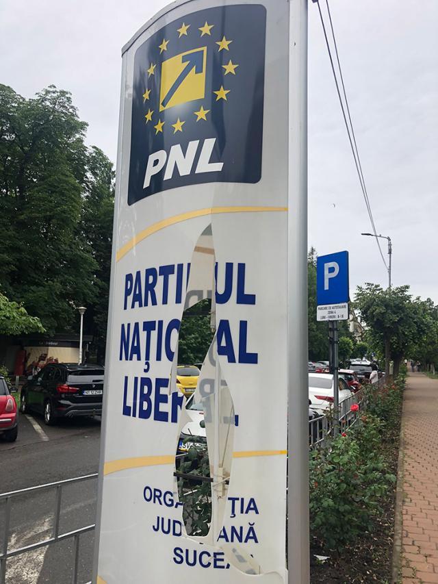 Totemul din fața sediului PNL Suceava, vandalizat în miez de noapte