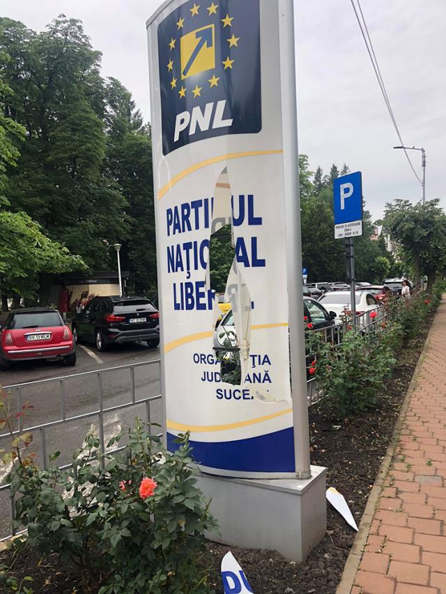 Totemul din fața sediului PNL Suceava, vandalizat în miez de noapte