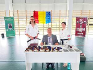 Sensei George Crăciunescu, alături de doi sportivi