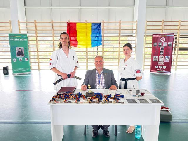 Sensei George Crăciunescu, alături de doi sportivi