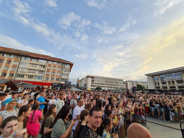 Mii de oameni în centrul Sucevei, la Zilele Orașului. Foto Cosmin Romega