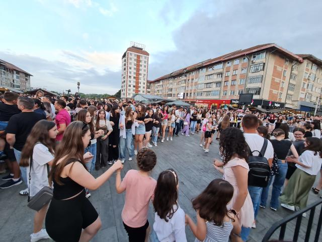 Mii de oameni în centrul Sucevei, la Zilele Orașului. Foto Cosmin Romega