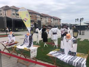 Expoziția de costume populare din centrul Sucevei a marcat Ziua Universală a Iei