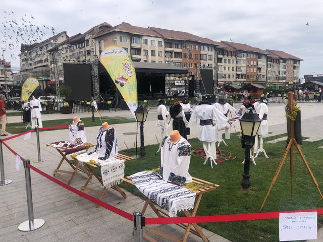 Ziua Universală a Iei a fost marcată în centrul Sucevei printr-o expoziție de costume populare