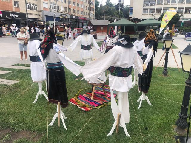 Ziua Universală a Iei a fost marcată în centrul Sucevei printr-o expoziție de costume populare