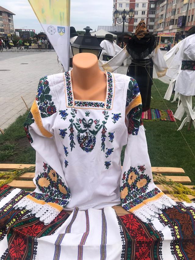 Ziua Universală a Iei a fost marcată în centrul Sucevei printr-o expoziție de costume populare