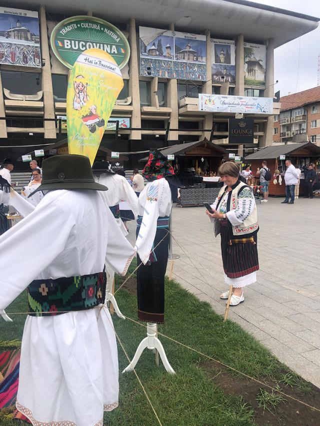 Ziua Universală a Iei a fost marcată în centrul Sucevei printr-o expoziție de costume populare