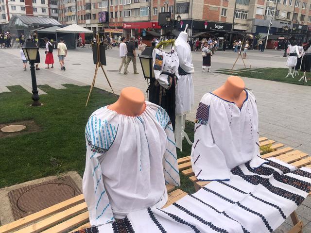 Ziua Universală a Iei a fost marcată în centrul Sucevei printr-o expoziție de costume populare