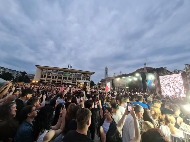 Peste 10.000 de oameni prezenți în centrul Sucevei, la concertul Irina Rimes