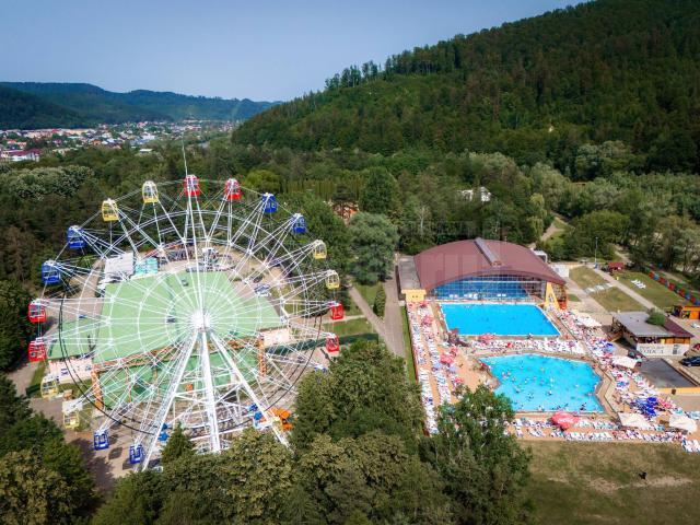 Roata panoramică din parcul Ariniș din Gura Humorului are o înălțime de 50 de metri și o capacitate de 96 de locuri în 24 de cabine
