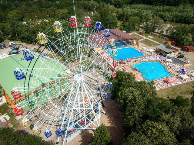 Singura roată panoramică din județul Suceava se deschide, astăzi, în parcul Ariniș din Gura Humorului
