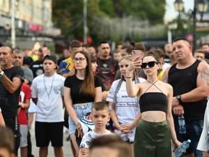 În așteptarea marelui Semmy Schilt, pe esplanada Casei de Cultură a avut loc cântarul oficial al galei Colosseum Tournament