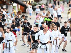 În așteptarea marelui Semmy Schilt, pe esplanada Casei de Cultură a avut loc cântarul oficial al galei Colosseum Tournament