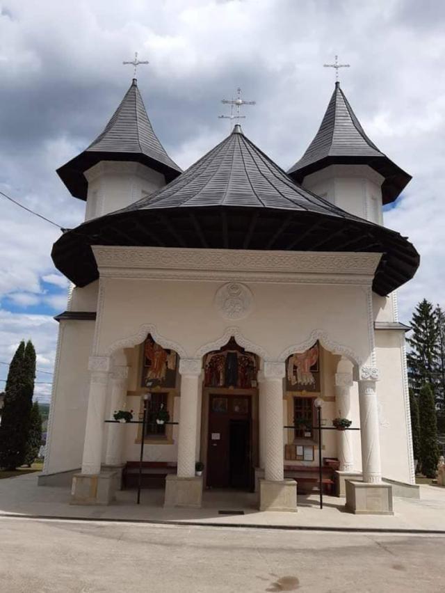 Biserica „Sfinții Apostoli Petru și Pavel” din Rădășeni îşi sărbătoreşte hramul