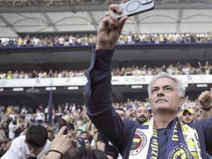 Jose Mourinho a fost prezentat oficial ca noul antrenor al celor de la Fenerbahce