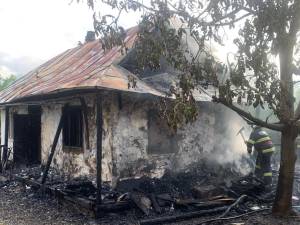 Casă distrusă într-un incendiu pornit de la un cablu improvizat