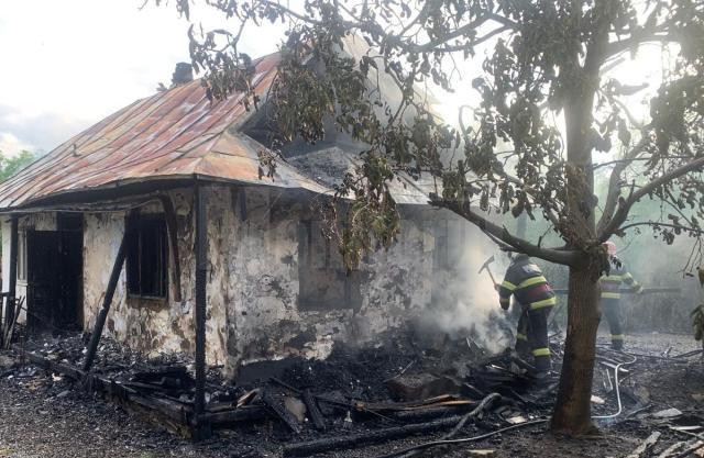 Casă distrusă într-un incendiu pornit de la un cablu improvizat