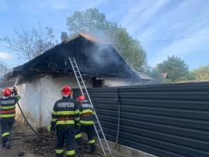 Casă distrusă într-un incendiu pornit de la un cablu improvizat