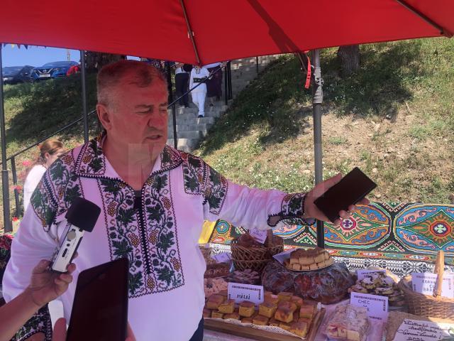 Primarul din Cornu Luncii, Gheorghe Fron, spune că este mândru că acest festival promovează de ani de zile produsele tradiționale