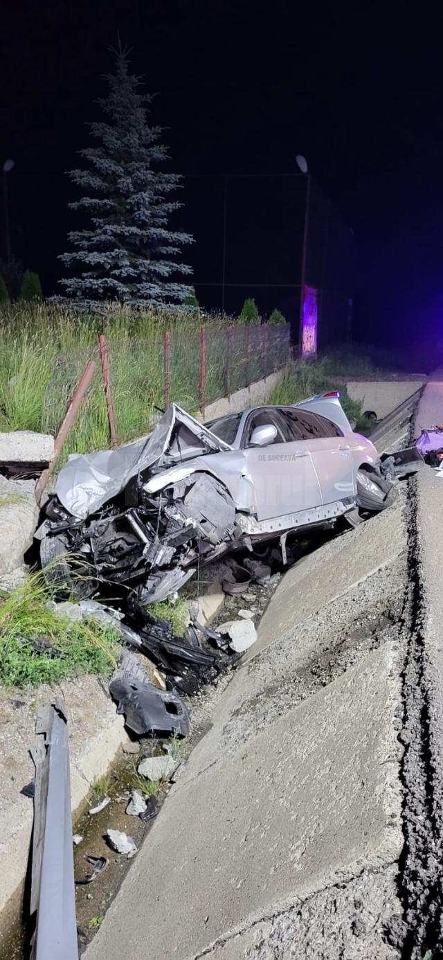 Mașina a lovit un cap de pod și apoi a fost aruncată într-un gard de beton și în șanțul betonat din zonă