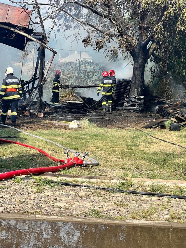 Incendiu puternic la casa unui bătrân de 84 de ani