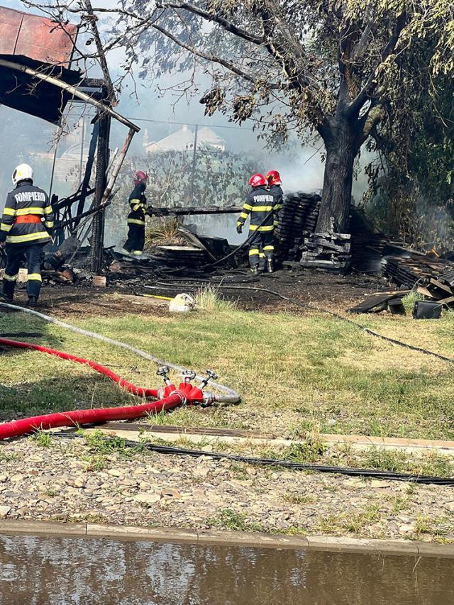 Incendiu puternic la casa unui bătrân de 84 de ani