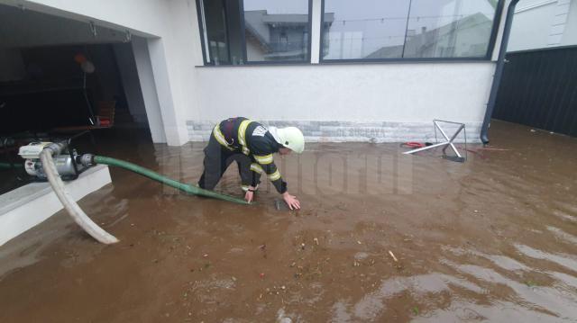 Intervenție pentru evacuarea apei