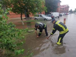 Intervenție pentru evacuarea apei