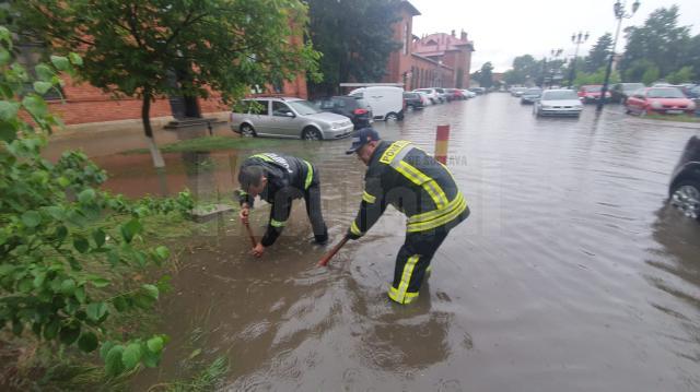 Intervenție pentru evacuarea apei